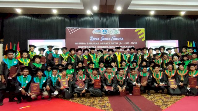 Para Lukusan UCM Berfoto bersama usai Wisuda, Selasa (23/11/2021). (FOTO: M.Dahlan Abubakar)