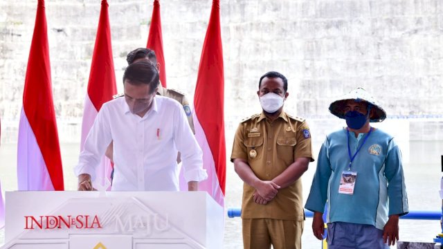 Presiden RI Joko Widodo, menandatangani Prasasti Peresmian Bendungan Karalloe, Selasa (23/11/2021).