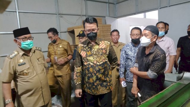 Wakil Bupati Soppeng Luthfi Halide, bersama Wakil Bupati Temanggung Heri Ibnu Wibowo, saat mengunjungi Kawasan Industri Hasil Tembakau Soppeng, Selasa (23/11/2021).