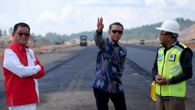 Gubernur Sulsel Prof. Nurdin Abdullah, didampingi Bupati Tana Toraja Nikodemus Biringkanae, meninjau Pembangunan Bandara Buntu Kunik di Kabupaten Tana Toraja, Jumat (22/11/2019).