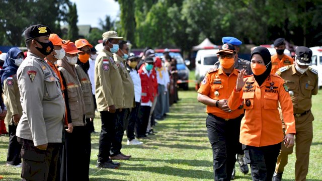 Bupati Luwu Utara Indah Putri Indriani, mengecek kesiapan Personil saat Apel Konsolidasi Kesiapsiagaan Bencana di Lapangan Subiantoro Kecamatan Sukamaju, Selasa (23/11/2021).