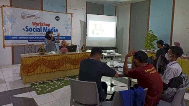 Workshop cara menggunakan Sosial Media yang baik oleh Dinas Pendidikan Sulsel diikuti Pelajar SMA di Hotel Pantai Bintang Galesong Takalar, Selasa (23/11/2021).