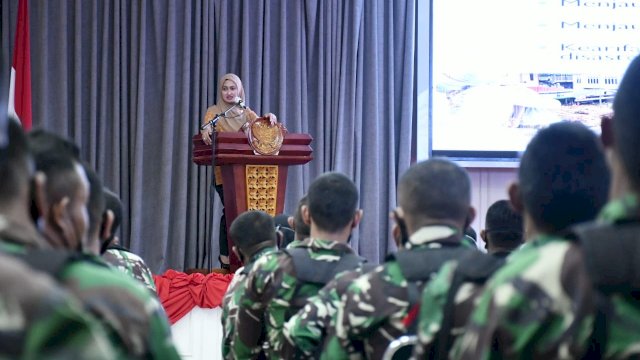 Bupati Luwu Utara Indah Putri Indriani, memberikan sambutan pada Kegiatan Latihan Penanggulangan Bencana yang digelar Korem 141/Toddopuli, di Gedung Pertemuan Ratona Kantor Wali Kota Palopo, Senin (22/11/2021).