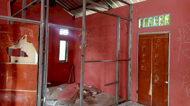 Kondisi kantor PKK Desa Topejawa Kecamatan Mangngarabombang Kabupaten Takalar Sulawesi Selatan pasca dirusak 14 pelaku yang masih dibawah umur.