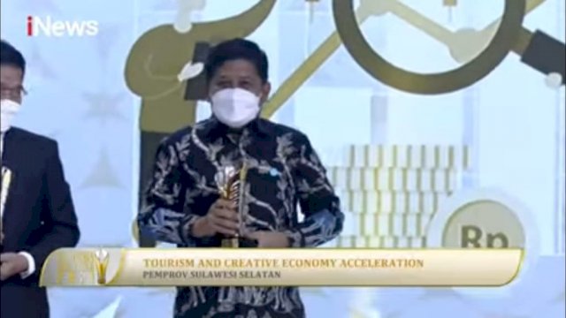 Tangkapan Layar Kepala Dinas Komunikas, Informatika, Statistik dan Persandian Provinsi Sulawesi Selatan Amson Padolo, menerima Penghargaan Daerah Terbaik kategori Economic Recovery pada ajang Indonesia Awards 2021 yang diadakan salah satu stasiun TV Swasta Nasional di Jakarta, Rabu (24/11/2021).