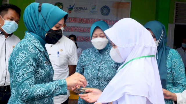 Ketua PKK Gowa Priska Paramita Adnan, berbincang dengan salah satu siswi saat Sosialisasi Pemberian Tablet Penambah Zat Besi di SMP Negeri 3 Sungguminasa dan SMP Negeri 1 Pallangga, Rabu (24/11/2021).