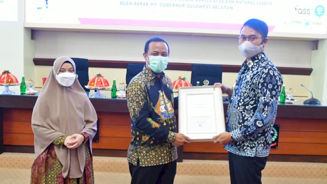 Bupati Sinjai Andi menerima Penghargaan dari Plt Gubernur Sulsel Andi Sudirman Sulaiman, Rabu (24/11/2021).