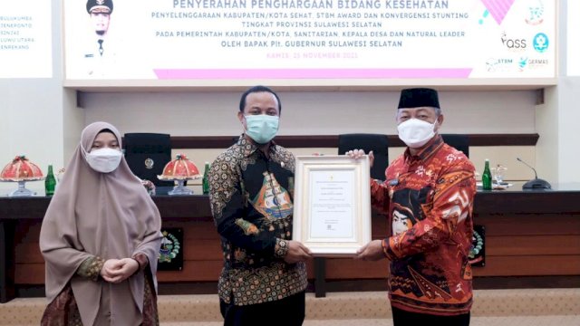 Wakil Bupati Gowa Abdul Rauf Malaganni, menerima Piagam Penghargaan dari Plt Gubernur Sulsel Andi Sudirman Sulaiman, Kamis (24/11/2021).