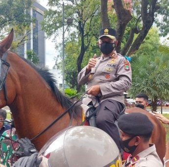 Menunggang Kuda, Kapolda Metro Jaya Sapa Buruh yang Berunjuk Rasa