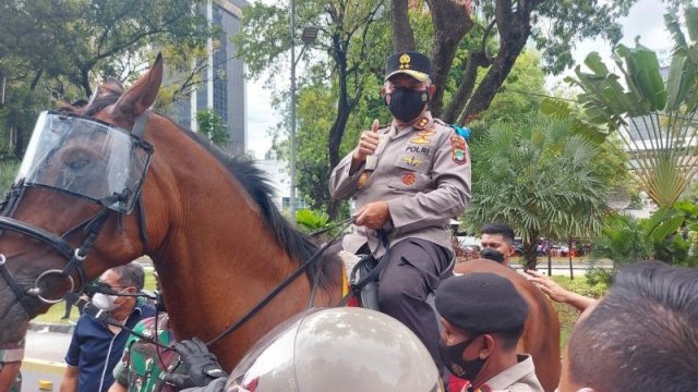 Kapolda Metro Jaya Irjen Pol Fadil Imran, menunggang Kuda saat menyapa buruh yang hendak berunjukrasa di kawasan Bundaran Patung Kuda Jalan Merdeka Barat, Jakarta Pusat, Kamis (25/11/2021).
