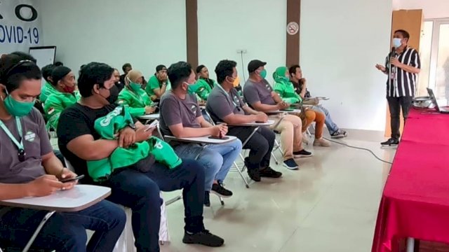 Ketua PMI Kota Makassar Syamsu Rizal, memberikan materi kepada Driver Grab, Kamis (25/11/2021).