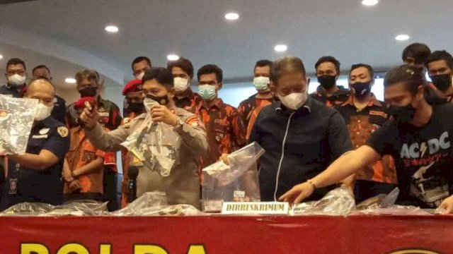 Direktur Reserse Kriminal Umum Polda Metro Jaya Kombes Pol Tubagus, bersama Kabid Humas Kombes Pol Endra Zulpan, menggelar jumpa pers, Kamis (25/11/2021).