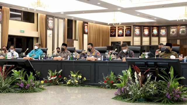 Rapat Lintas Sektoral antara Pemerintah, Polri, TNI dan Instansi terkait menggelar Rapat Koordinasi (Rakor) lintas sektoral untuk membahas soal antisipasi potensi lonjakan Covid-19 saat perayaan Natal 2021 dan Tahun Baru 2022 (Nataru) di Mabes Polri, Jakarta Selatan, Jumat (26/11/2021).