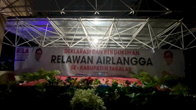 Persiapan Deklarasi Relawan Airlangga For Presiden RI 2024, Sabtu (27/11/2021) malam, di Lapangan Makkatang Sibali, Kecamatan Pattallassang, Kabupaten Takalar Sulawesi Selatan, yang aka berlangsung pada Minggu (28/11) besok. (FOTO: Al-Ghifari)