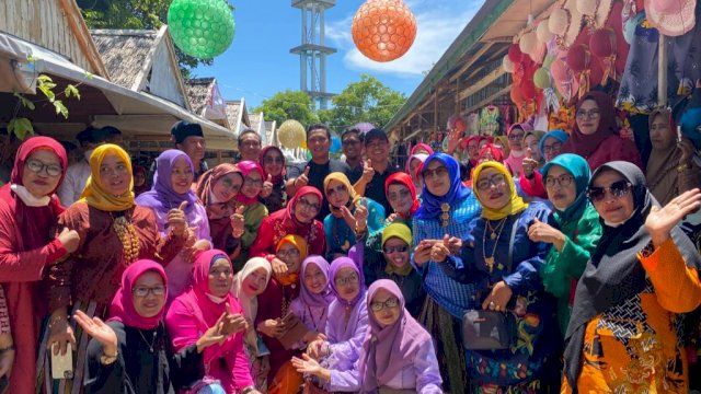 Wakil Ketua Komisi V DPR RI yang juga Ketua DPD Partai Gerindra Sulsel Andi Iwan Darmawan Aras (AIA), bersama puluhan emak-emak di Desa Ara, Bonto Bahri, Kabupaten Bulukumba, Kamis (25/11/2021) lalu.