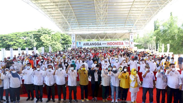Ribuan warga Kabupaten Takalar mendeklarasikan Airlangga Hartarto sebagai Calon Presiden RI 2024, Minggu (28/11/2021).