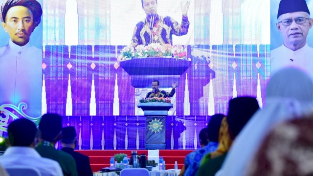 Plt Gubernur Sulsel Andi Sudirman Sulaiman, memberikan sambutan saat Perayaan 109 Tahun Muhammadiyah, di Universitas Muhammadiyah Makassar, Sabtu (27/11/2021).