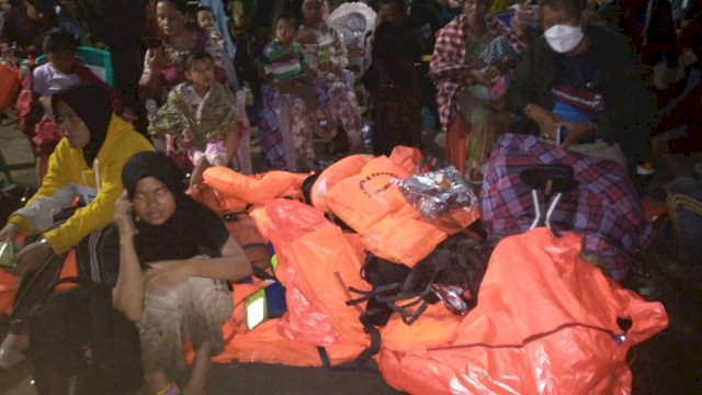 Penumpang Kapal KM. Entebe Ekspres yang dievakuasi, Minggu (28/11/2021).