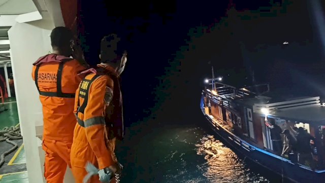Proses evakuasi Kapal Mancing New Bira Fishing yang dilaporkan mengalami mati mesin di sekitar perairan Pulau Tanakeke, Minggu (28/11/2021) malam.