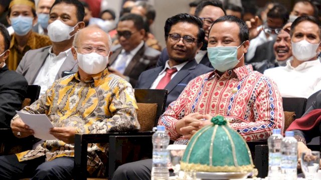 Plt Gubernur Sulsel Andi Sudirman Sulaiman, bersama Bupati Jeneponto Iksan Iskandar, saat menghadiri pelantikan Pengurus Pusat dan Rapat Kerja Nasional Kerukunan Keluarga Turatea (KKT) Periode 2021-2026, di Hotel Grand Claro Makassar, Minggu (28/11/2021).