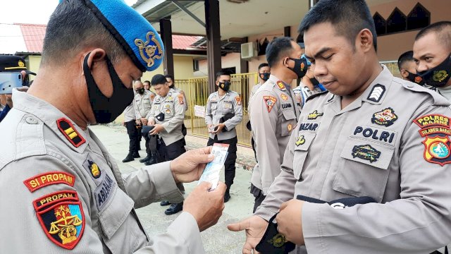 Propam saat memeriksa Identiras salah satu Anggota Polres Majene, Senin (29/11/2021) pagi.