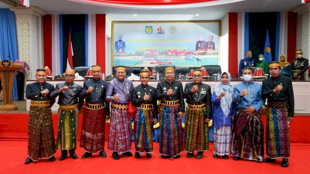 Bupati Kepulauan Selayar Basli Ali dan Ketua DPRD Mappatunru, bersama para Tokoh Kepulauan Selayar, usai mengikuti Rapat Paripurna DPRD dalam Rangka Peringatan Hari Jadi Kepulauan Selayar ke-416, di Ruang Pola Kantor Bupati, Senin (29/11/2021).