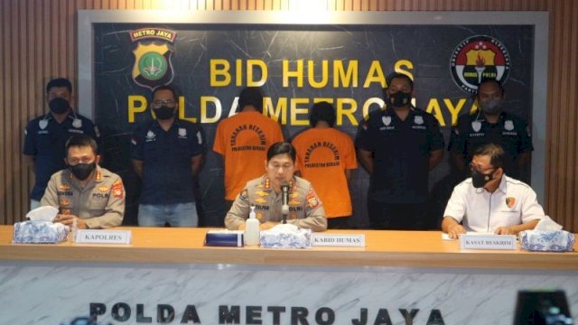 Konferensi Pers Bid Humas Polda Metro Jaya penangkapan Pelaku Mutilasi yang terjadi di Kedungwaringin, Kabupaten Bekasi, pada Sabtu (27/11/2021).