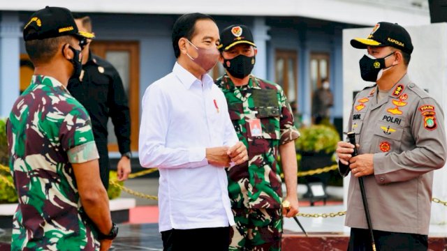 Presiden Joko Widodo, saat akan bertolak ke Jawa Timur melalu Pangkalan TNI AU Halim Perdanakusuma Jakarta, Selasa (30/11/2021).