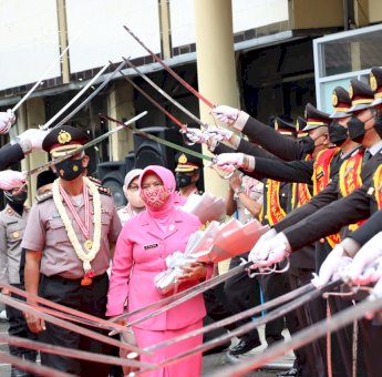 Suasana Haru, 74 Personel Polres Metro Jakarta Barat Laksanakan Apel Pelepasan Purna Bakti