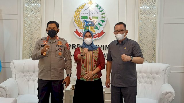 Kapolda Sulsel, Irjen Pol Nana Sudjana (kiri) saat bersilaturahmi dengan pimpinan DPRD Sulsel, Senin (29/11/2021). Foto: Rizal