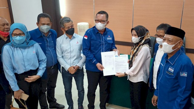 Rombongan pengurus DPD Demokrat Sulsel saat menyambangi kantor PTTUN Makassar di Jalan AP Pettarani, Jumat (12/11/2021).