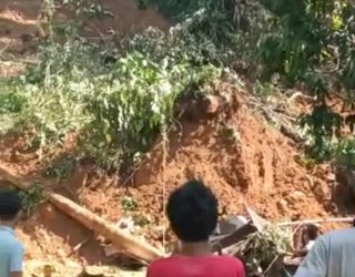 Jalan Poros Palopo – Toraja Longsor, Kendaraan Tak Bisa Lewat