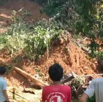 Jalan Poros Palopo – Toraja Longsor, Kendaraan Tak Bisa Lewat