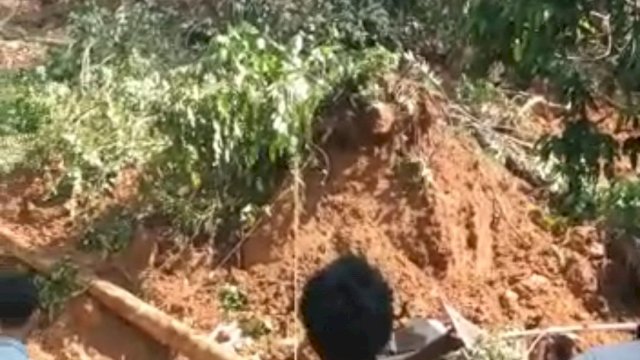 Jl Poros Palopo - Toraja Longsor, Rabu (10/11/2021).