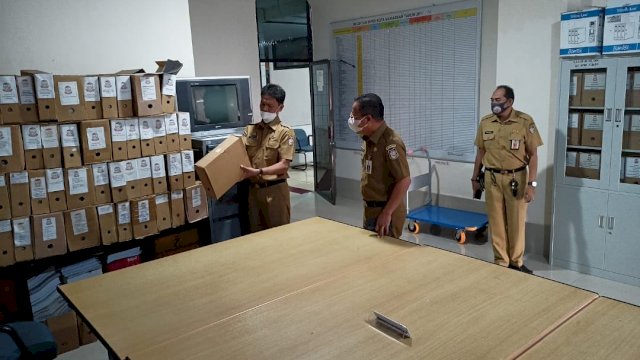 Plt Sekretaris DPRD Makassar, Dahyal saat mengecek setiap ruangan usai apel pagi, Senin (4/10/2021).