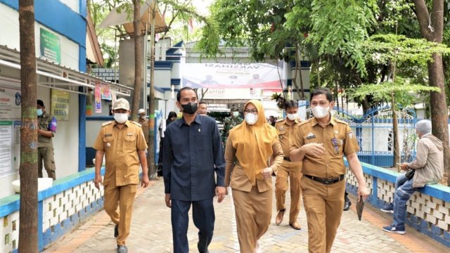 Ketua DPRD Makassar, Rudianto Lallo saat meninjau simulasi PTM di SMP Negeri 30 Makassar, Senin (4/10/2021).