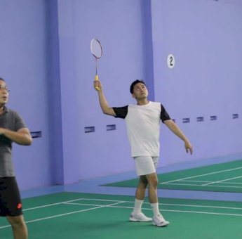 Legislator DPRD Makassar Olahraga Bulutangkis Bareng Walikota