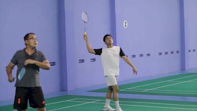 Sejumlah legislator DPRD Makassar saat bermain bulutangkis bersama Wali Kota Makassar, Moh Ramdhan Pomanto, Kamis (7/10/2021).
