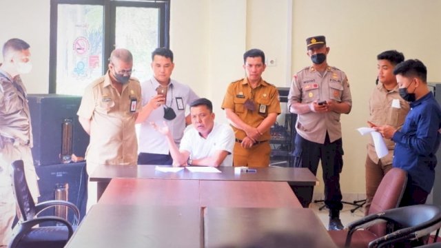 Ketua Komisi D DPRD Makassar, Abdul Wahab Tahir saat menerima aspirasi Aliansi Mahasiswa Peduli Rakyat, Senin (11/10/2021).