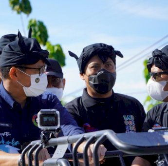 Kenakan Passapu Kajang, AIA Dampingi Sandiaga Uno Kunjungi Desa Wisata Ara Bulukumba