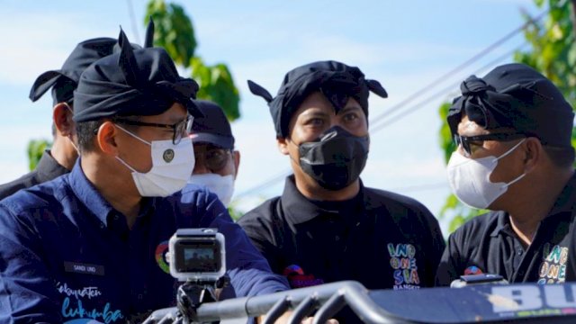 Anggota DPR RI, Andi Iwan Darmawan Aras (tengah) saat mendampingi Sandiaga Uno berkunjung ke Kabupaten Bulukumba, Kamis (25/11/2021).