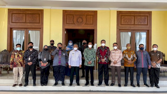 Gubernur Sulbar Ali Baal Masdar dan jajaran Pejabat Lingkup Pemprov Sulsel bersama Sekjen Ombudsman Dr. Suganda Pandapotan Pasaribu.