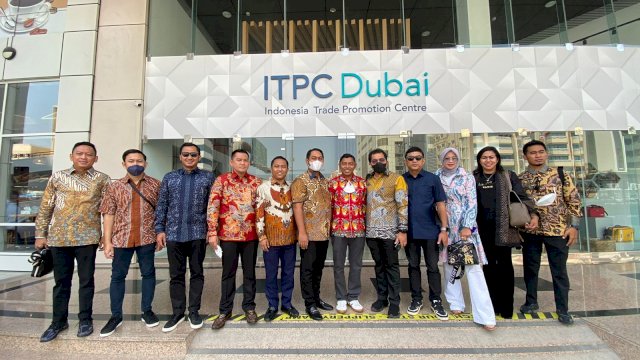 Ketua Kompartemen wilayah Indonesia Timur BPP Hipmi Herman Heizer (baju batik bergambar garuda), bersama Perwakilan Pengusaha Muda se-Indonesia saat menghadiri Dubai Expo di Indonesia Trade Promotion Center (ITPC), Dubai Uni Emerat Arab, Kamis (05/11/2021).