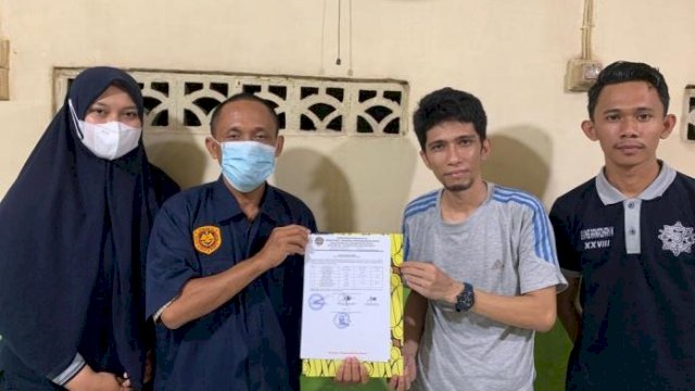 UPTD PKB Dishub Sinjai, saat menerima hasil pemeriksaan alat ujia kendaraan dari Balai Pengelola Transportasi Darat Wilayah XIX SulselBar.