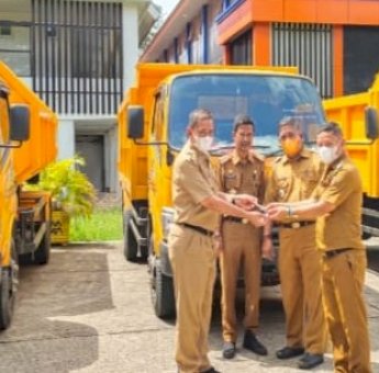 Gerakan Wajo Mapaccing, Bupati Amran Serahkan Kendaraan Pengangkut Sampah