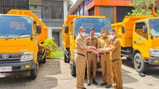Bupati Wajo Amran mahmud, menyerahkan secara simbolis bantuan Dum Truck pengangkut sampah, Selasa (09/11/2021).