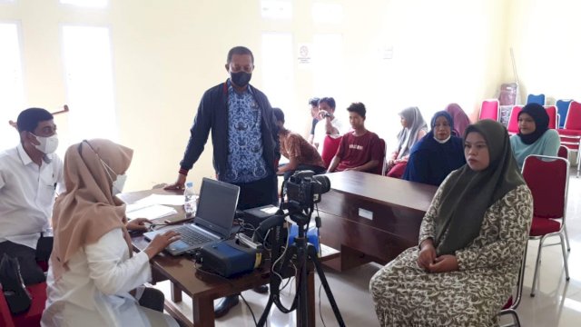 Proses Perekaman KTP-Eletronik di Desa Pulau Harapan, Kecamatan Pulau Sembilan, Kabupaten Sinjai.