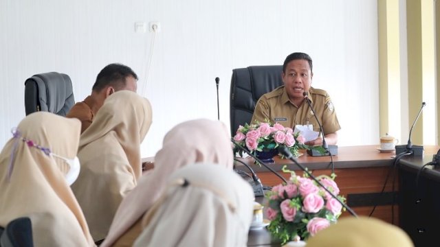 Plt. Sekretaris DPRD Makassar H.Dahyal beserta pejabat Sekretariat DPRD melaksanakan Rapat Koordinasi (Rakor) demi kelancaran, Senin (08/11/2021), di Ruang Rapat Sekretariat DPRD Makassar.