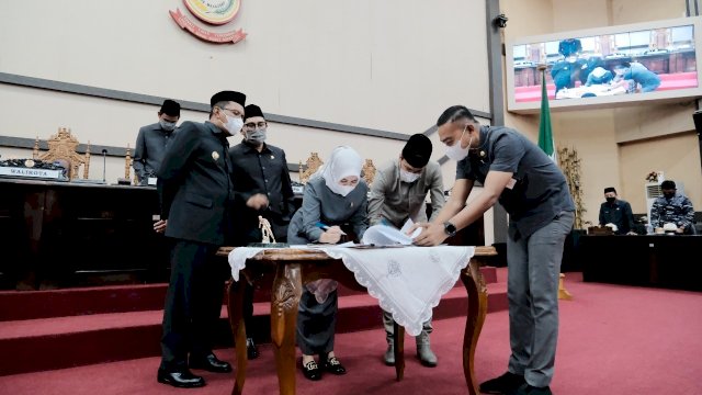 Rapat Paripurna DPRD Kota Makassar dalam Rangka Penandatanganan Nota Kesepakatan KUA PPAS Kebijakan Umum Anggaran (KUA) dan Prioritas dan Plafon Anggaran Sementara (PPAS) APBD Kota Makassar Tahun 2022, Jumat (12/11/2021).
