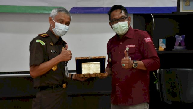 Badan Penyelenggara Jaminan Sosial (BPJS) Kesehatan Cabang Palopo melakukan penandatangan nota kesepakatan (MoU) dengan Kejaksaan Negeri (Kejari) Palopo, Rabu (01/12/21).